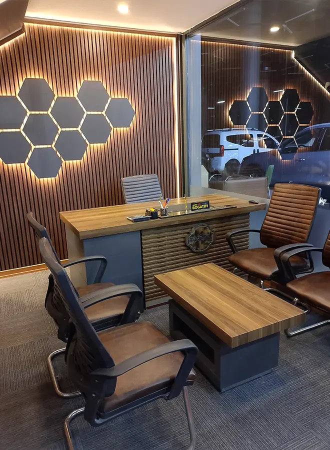 İstanbul Beylikdüzü'ndeki Oto Bugatim ofisinin modern iç dekorasyon tasarımı; AGD Dekor mimarlık ekibi tarafından yapılan altıgen aydınlatmalı thermowood ahşap duvar kaplaması uygulaması ve ofis alanı düzenlemesi.