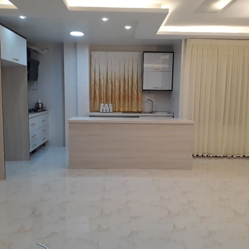 Cennetabad'daki tam kapsamlı yenileme sonrası aydınlık ve bütünleşik oturma odası ile mutfak alanı