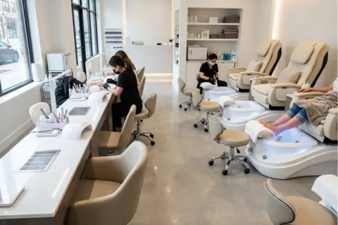 Gömme Havalandırmalı Modern Manikür ve Pedikür Bölümü