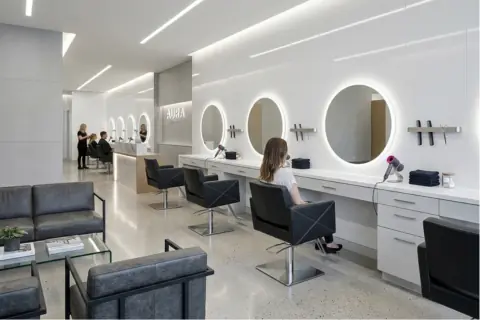 Sade Çizgilere ve İşlevsel Mobilyalara Sahip Modern Güzellik Salonu Dekorasyonu