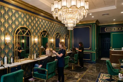 Cesur Renkler ve Altın Desenlerle Art Deco Tarzı Güzellik Salonu Dekorasyonu