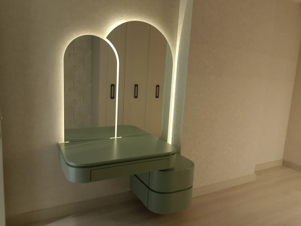 Makyaj masası üzerindeki back-light aydınlatmalı kemerli (ark) aynaların yakın çekim görünümü