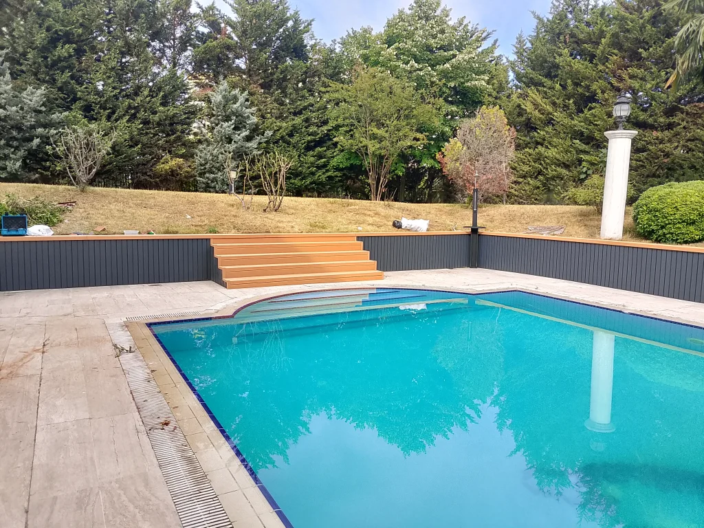 Gülpınar villasının tamamlanan havuz projesi, kompozit ahşap deck merdiven ve duvar kaplaması