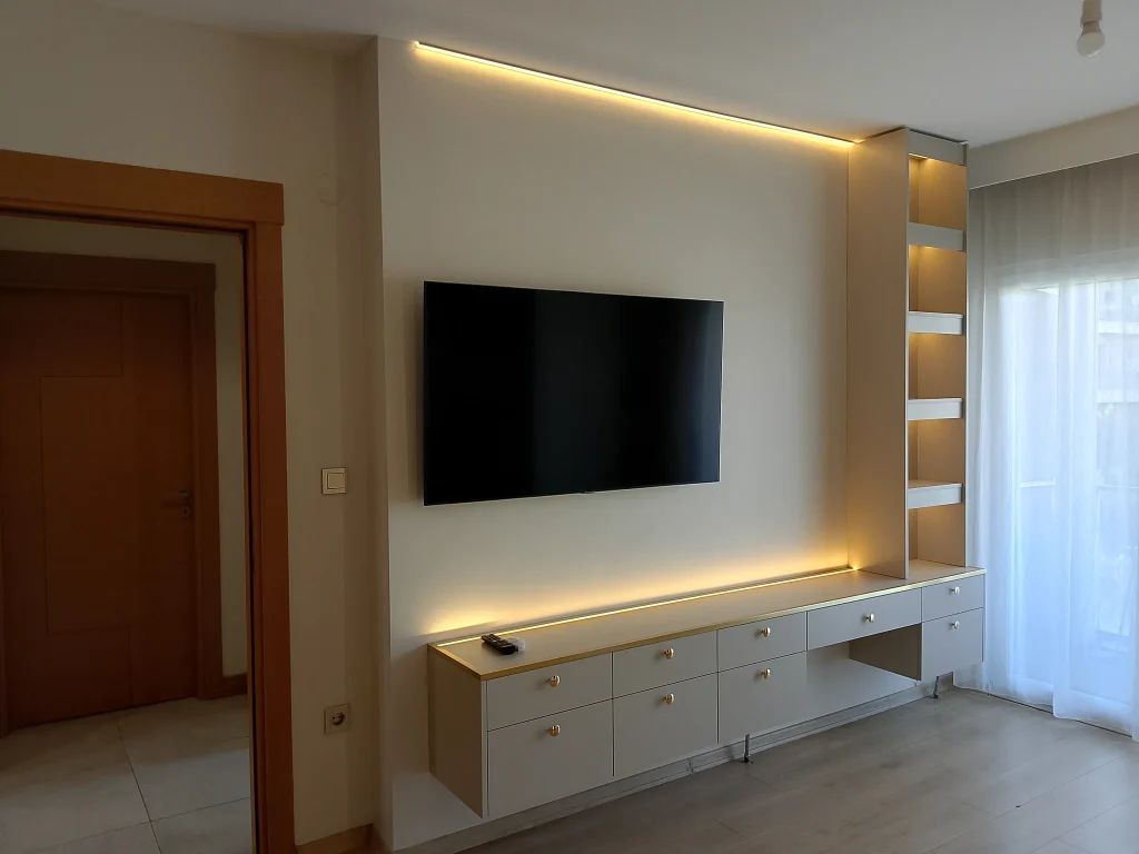Altın şerit detaylı ve gizli ışıklı yüzen TV konsolu