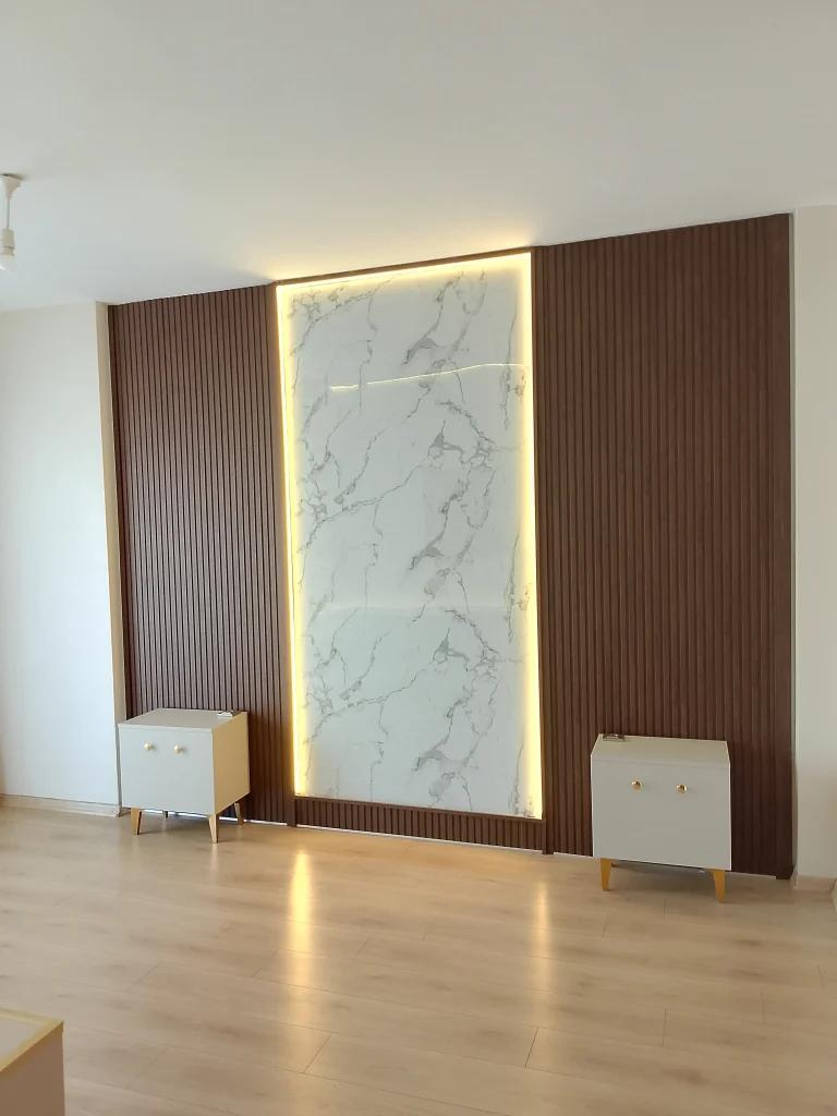 Işıklı mermer slab ve komidinli yatak başı duvarı tasarımı